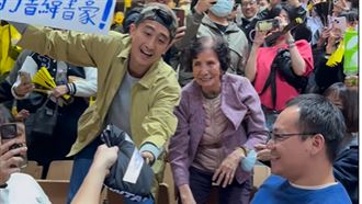 豪粉帶86歲阿嬤來看球　林書豪一舉動暖爆