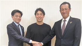 ▲台鋼雄鷹領隊劉東洋（左起）與笠原祥太郎、投手教練橫田久則合影。（圖／台鋼雄鷹球團提供）