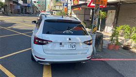 桃園一名蔡姓男子日前因嚴重超速違規遭吊扣車牌，他卻上網購買偽造車牌上路，3日行經桃園萬壽路時被眼尖員警查獲，最重可處10800元罰鍰，另還被依偽造特種文書罪移送法辦。