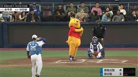 ▲樂天巨人尹棟熙穿著「小熊維尼」玩偶裝打擊。（圖／翻攝自MBC Sports+官方YT）