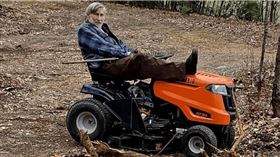 住公園的阿伯竟是擁380萬美金的「隱形富翁」。（圖／翻攝自X）