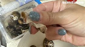 民眾向台北市議員陳情，近期到好市多採購，買了兩盒蛤蜊，沒想到密封包裝中的蛤蜊裡有抽過的菸蒂。（圖／議員陳宥丞辦公室授權提供）