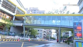 新和國小改建將剪綵　議員批：外牆斑駁、空橋春光外洩