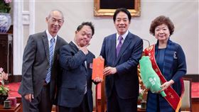 副總統賴清德今（27）日上午接見「社團法人中華慈光愛心會第26屆『大愛獎』得獎人及其身心障礙子弟」。（圖／總統府提供)