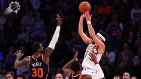 布克在最後1.7秒出手命中致勝三分彈。（圖／翻攝自太陽官方X）