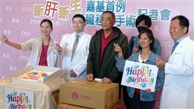 男肝臟移植迎接新生 嘉基醫院慶祝61歲從事劇場搭設的陳姓男子（左3）2年前肝硬化，今年初腎功能惡化洗腎、須接受肝臟移植，為嘉義基督教醫院首例肝臟移植，院方27日慶祝重生。中央社記者黃國芳攝  112年11月27日