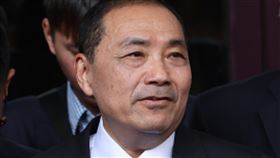 侯友宜出席2023台灣經濟發展論壇（3）國民黨總統參選人侯友宜（前）27日前往台北國際會議中心，出席「2023台灣經濟發展論壇－與國家未來領導人對談」，並在會前接受媒體聯訪。中央社記者趙世勳攝  112年11月27日