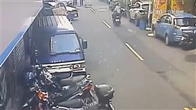 獨家／悚！大樓外牆下「磁磚雨」雙載騎士驚險閃過