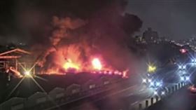 ▲桃園市八德區一資源回收場27日晚間發生火警。桃園市消防隊派出54名消防員31車前往救援，現場火勢、濃煙直竄天際，因鄰近國道2號大湳路段，在國道上都可清楚看到（圖／翻攝畫面）