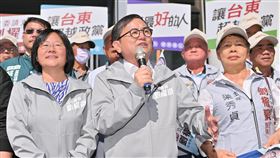 挺劉櫂豪  長濱鄉代會主席退出民進黨立委劉櫂豪退出民進黨，以無黨籍登記參選台東立委，民進黨籍長濱鄉代表會主席梁秀貞27日宣布退黨，全力相挺劉櫂豪。圖為梁秀貞（前右）日前陪同劉櫂豪（前中）登記參選。中央社記者盧太城攝  112年11月27日