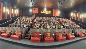 ▲9尊玄天上帝坐在電影院首排觀賞。（圖／翻攝自嘉義市政府官網）