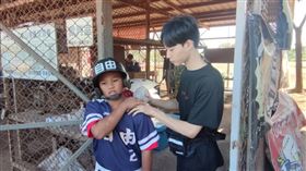 自由國小林泫挨了一記觸身球很痛，賽後防護員趕緊替他冰敷處理。（圖／大會提供）