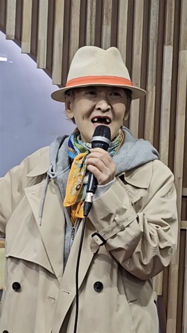 尹石花為了治療拔掉四顆牙。（圖／翻攝自臉書）