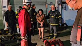 苗栗頭份民宅惡火5死，一家四口，一外勞跳樓逃生，倖存呆坐地上(圖／翻攝畫面)