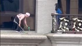 桃園市藝文二街上的一棟社區豪宅，27日下午有民眾目擊，一名女清潔工站在20樓窗外平台進行打掃，且完全無任何防護措施