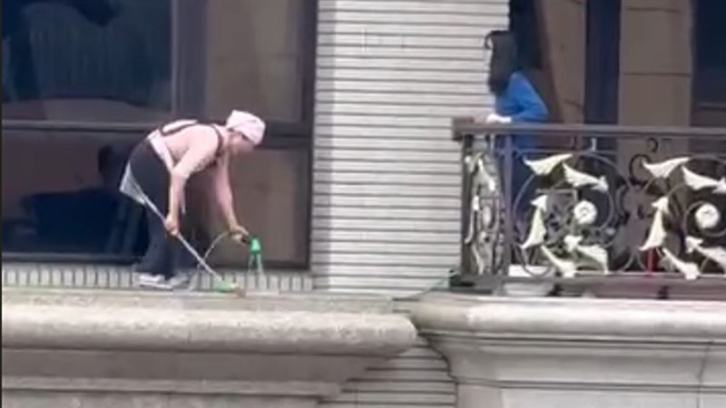 清潔婦站20樓窗外搏命打掃　網驚：不軟腿