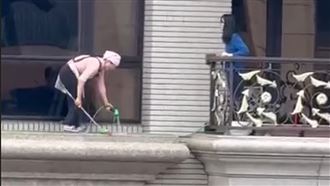 清潔婦站20樓窗外搏命打掃　網驚：不軟腿