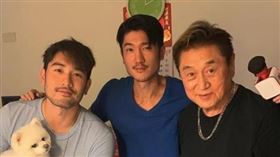 高宇橋（中）與弟弟高以翔（左）、父親曹道成合照。（翻攝自臉書）