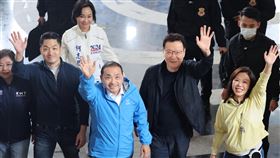 侯友宜、趙少康為李彥秀輔選（2）國民黨總統參選人侯友宜（前中）、副總統參選人趙少康（前右2）與台北市長蔣萬安（前左2）26日前往內湖區南湖高中，出席「侯友宜、李彥秀聯合競總成立大會」，共同為選舉造勢。中央社記者王飛華攝  112年11月26日