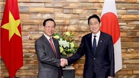 越南與日本於11月27日將雙邊關係升級為全面戰略夥伴，兩國將加強防務合作、促進海上安全合作，也希望經濟上能有更緊密的連結。圖為越南國家主席武文賞（Vo Van Thuong，左）與日本首相岸田文雄（右）合影。（圖／翻攝自日本外務省官網）