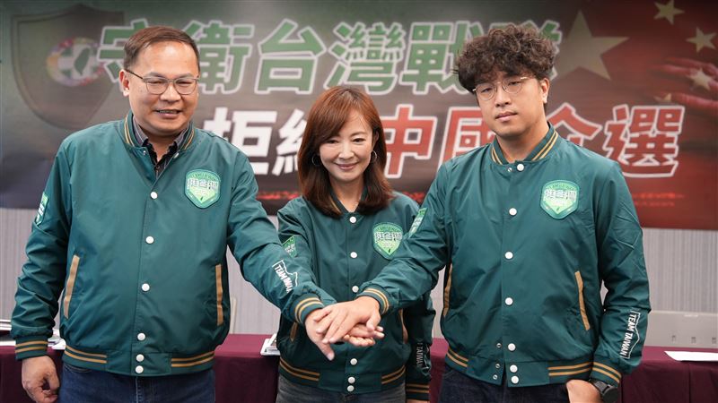「萬老師」來了！她狠嗆國共一個鼻孔抹黑