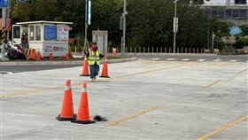 新北市日前（25日）有民眾全家老少一同到鶯歌遊玩，途經三鶯轉運站停車場時，孩子看見一隻母狗正在舔小狗，趨前查看後，驚見小狗慘遭路殺「被壓扁了！」