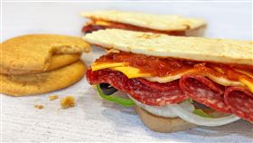 SUBWAY濃郁系披薩堡＋麻辣餅乾。（圖／品牌業者提供）