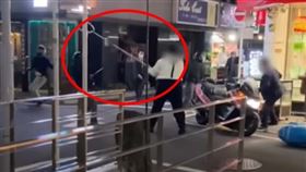 日本男姓店員手持日本江戶時代兵器上前趕走歹徒。（圖／翻攝自X平台）