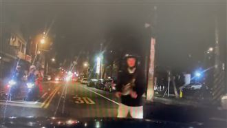 警車左轉沒禮讓險撞行人　分局依規舉發