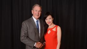 「華爾街天后」陳莉婷開設金融課程，但被發現無合格執照，遭檢方起訴。陳莉婷曾與前美國總統小布希合照。（圖／翻攝自陳莉婷臉書專頁）