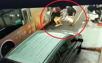 民眾走路上被公車撞　反挨批誰叫你看手機