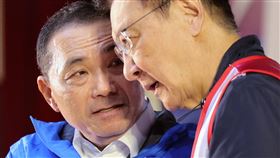 侯友宜、趙少康出席李彥秀競選總部成立大會國民黨總統參選人侯友宜（左）、副總統參選人趙少康（右）26日在台北市內湖區出席立委參選人李彥秀競選總部成立大會，兩人在台上交談。中央社記者王飛華攝  112年11月26日