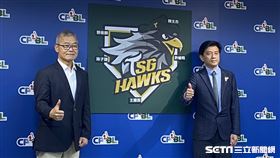 ▲台鋼雄鷹領隊劉東洋（右）宣布擴編選秀名單。（圖／記者張沛嘉攝影）