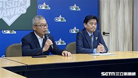 ▲台鋼雄鷹領隊劉東洋（右）宣布擴編選秀名單。（圖／記者張沛嘉攝影）