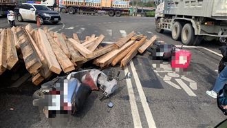 拖板車過彎木板噴出　騎士「骨牌式」摔車