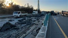 新北,台61線,聯結車,自撞,重機,爛泥,分隔島