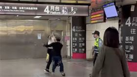 北市黃男闖台鐵剪票口逃票，遭站務人員制止引發衝突。（圖／翻攝自臉書）
