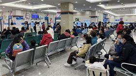 上海復旦大學附屬兒科醫院發燒急診候診大廳（2）中國蒙受流行性感冒、肺炎黴漿菌等呼吸道疾病肆虐，上海多家兒科醫院就診人數激增。上海復旦大學附屬兒科醫院發燒急診候診大廳滿是求診民眾，有家長說，至少得等上幾個小時才能帶著孩子進入診間就診。中央社記者李雅雯上海攝 112年11月28日