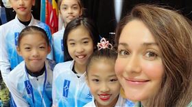 瑞莎（右）帶小選手們出國比賽（圖／翻攝自臉書）