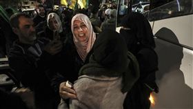 ▲一名巴勒斯坦囚犯獲釋後與家人朋友重聚。（圖／美聯社／達志影像）