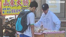 鄧佳華擺路邊攤賣大餅。（圖／鄧佳華提供）