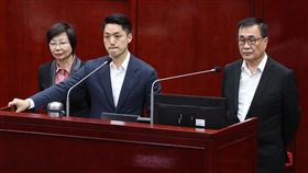 議員質疑京華城改建案容積  蔣萬安認不合理台北市議會28日進行市政總質詢，民進黨議員許淑華質疑，原京華城改建案的容積變更竟達840%，且在前市長柯文哲任內通過，北市府獲得的回饋只有停車格、認養公園等，市長蔣萬安（中）坦言不合理，將調查。右為副市長李四川。中央社記者謝佳璋攝  112年11月28日