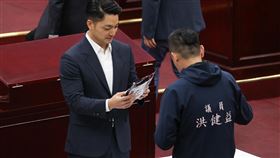 議員關注螺獅粉議題  詢問蔣萬安如何辨認真假台北市議會28日下午進行市政總質詢，民進黨台北市議員洪健益質詢時，在議場展出3款不同螺獅粉，並詢問台北市長蔣萬安（左）如何辨認真假。中央社記者謝佳璋攝  112年11月28日