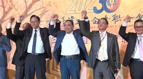 工商企業聯合會今天慶祝30周年慶，理事長許顯榮(右)、侯友宜。(圖/翻攝共訊畫面)