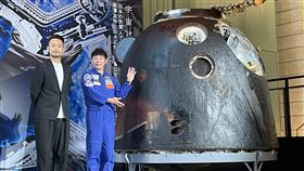 前澤友作上太空 聯合號首度展示ZOZO創辦人前澤友作（右）和助理平野陽三2021年12月上太空時搭乘的俄羅斯聯合號太空船，首次在日本展示，外殼滿布燒灼痕跡。中央社記者戴雅真東京攝 112年11月28日