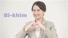 蕭美琴就大談愛貓經，不只比愛心學貓叫，還和大家分享平時與愛貓的互動，更提到當初「戰貓」來由，不僅貓奴味十足，愛貓之情更溢於言表。（圖／翻攝自蕭美琴Bi-khim Hsiao YouTube頻道）