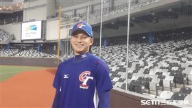 ▲徐若熙巨蛋球場初體驗，準備在這裡投出歷史性的第1球。（圖／記者俞聖律攝影）