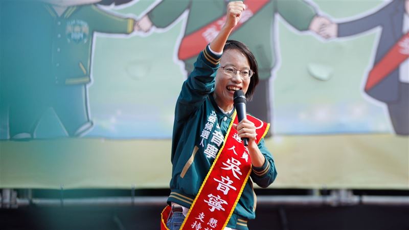 爭取建設鬧雙胞？吳音寧控謝衣鳯布條抄襲