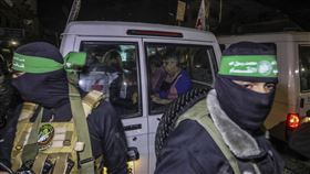 哈馬斯和伊斯蘭聖戰戰士將新釋放的人質移交給拉法紅十字會（圖／美聯社）