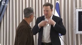 科技大亨馬斯克（Elon Musk）27日與以色列總統赫佐格（Isaac Herzog）會面，從一名遭哈瑪斯俘虜人質的父親手中，獲得一面紀念人質身分的吊牌，吊牌上面寫著「我們的心囚禁在加薩」。（圖／翻攝自@IsraelPresident）